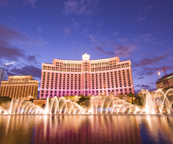 Die Bellagio Fountains in Las Vegas bei Nacht